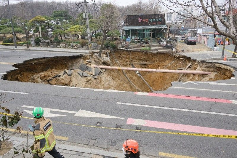 Dahil sa higanteng sinkhole sa Seoul, motorcycle driver patay