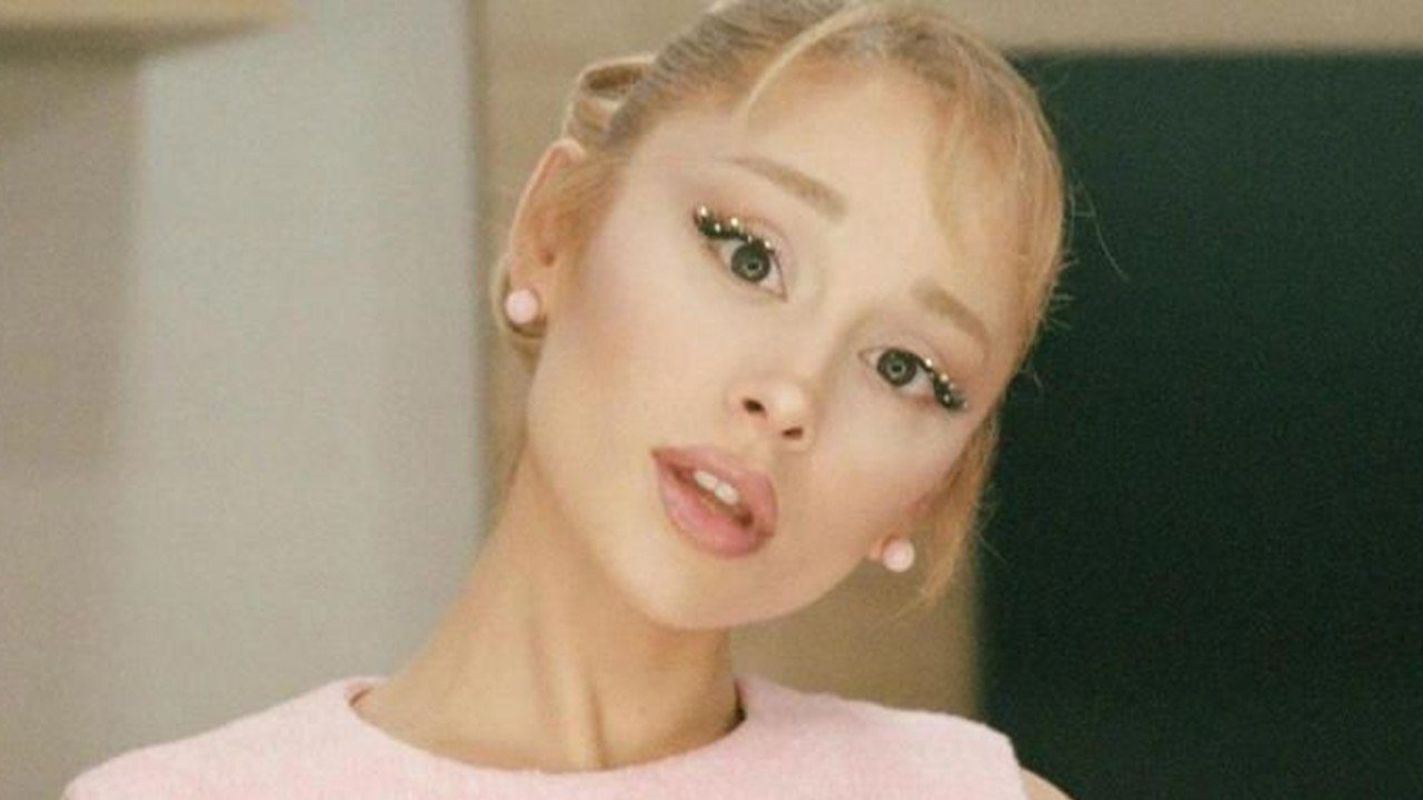 Tiniyak ni Ariana Grande sa kanyang mga tagahanga na hindi niya iiwan ang mundo ng musika