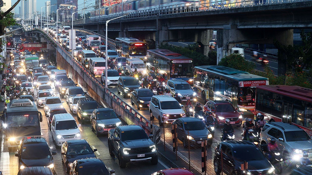 Daloy ng trapiko sa Metro Manila ngayong Christmas season, pinaghahandaan na ng MMDA
