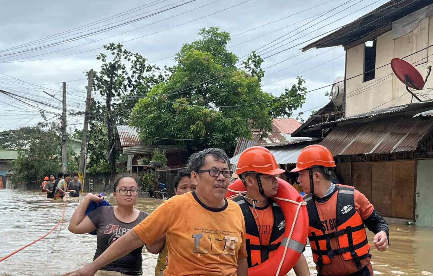 Philippine coast guard, agad na rumesponde sa matinding baha sa Visayas