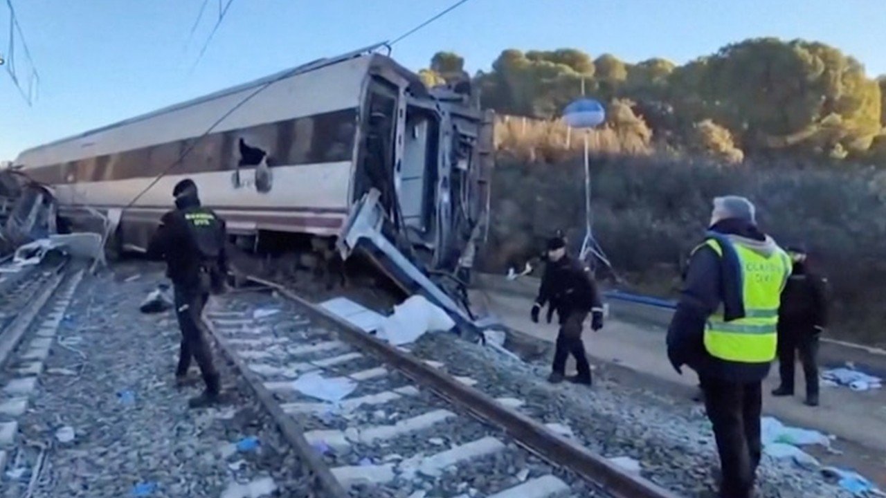 39, patay sa salpukan ng 2 tren sa Spain