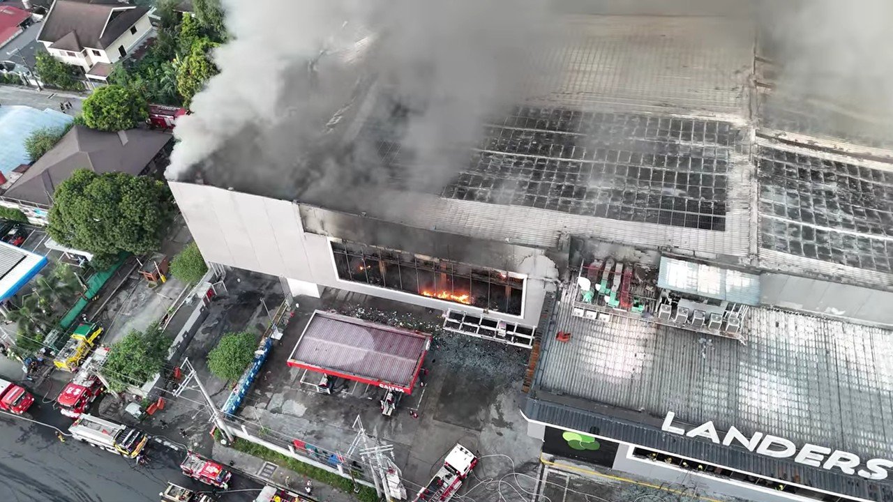 Sunog sa isang supermarket sa QC, umabot sa ikalimang alarma