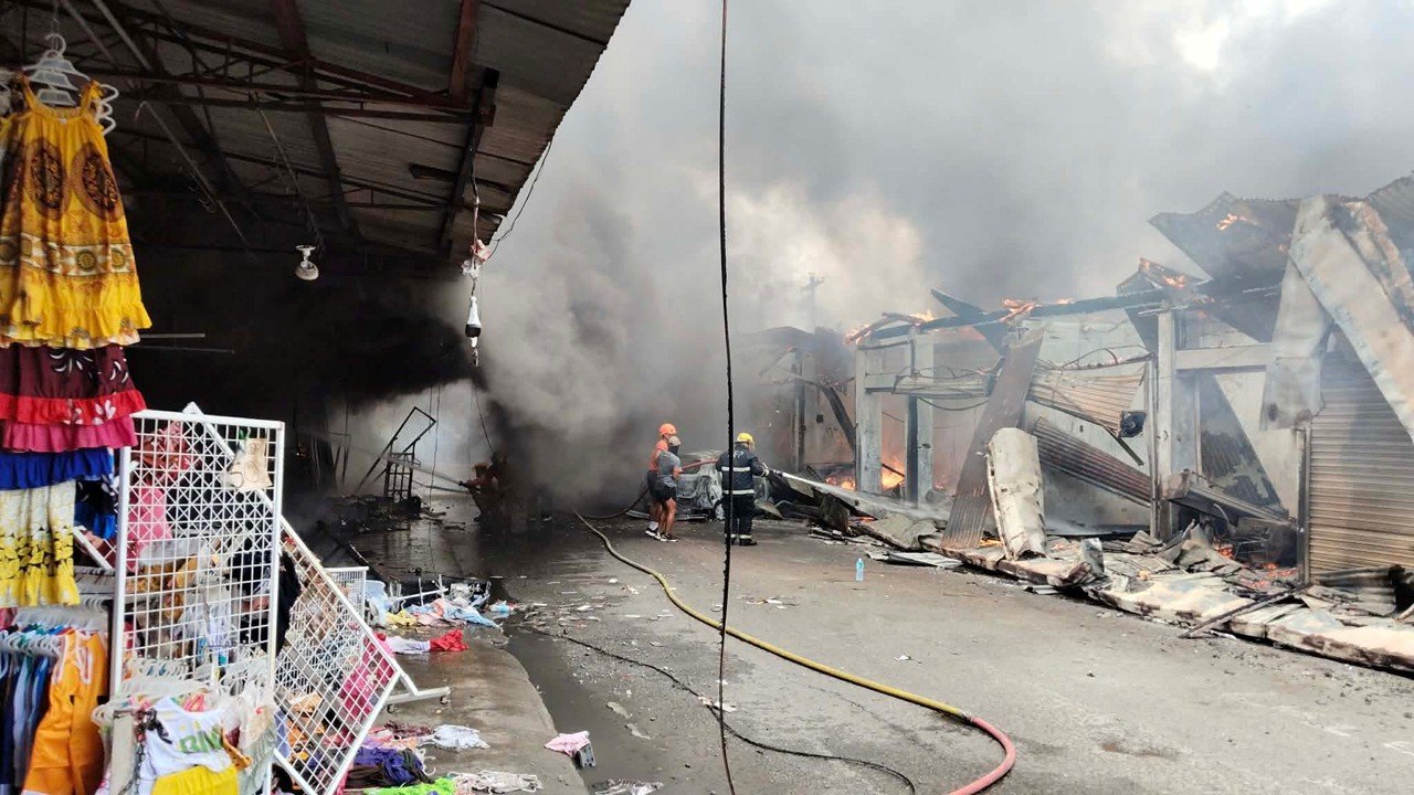 Bahagi ng old public market sa Puerto Princesa, nilamon ng malaking sunog