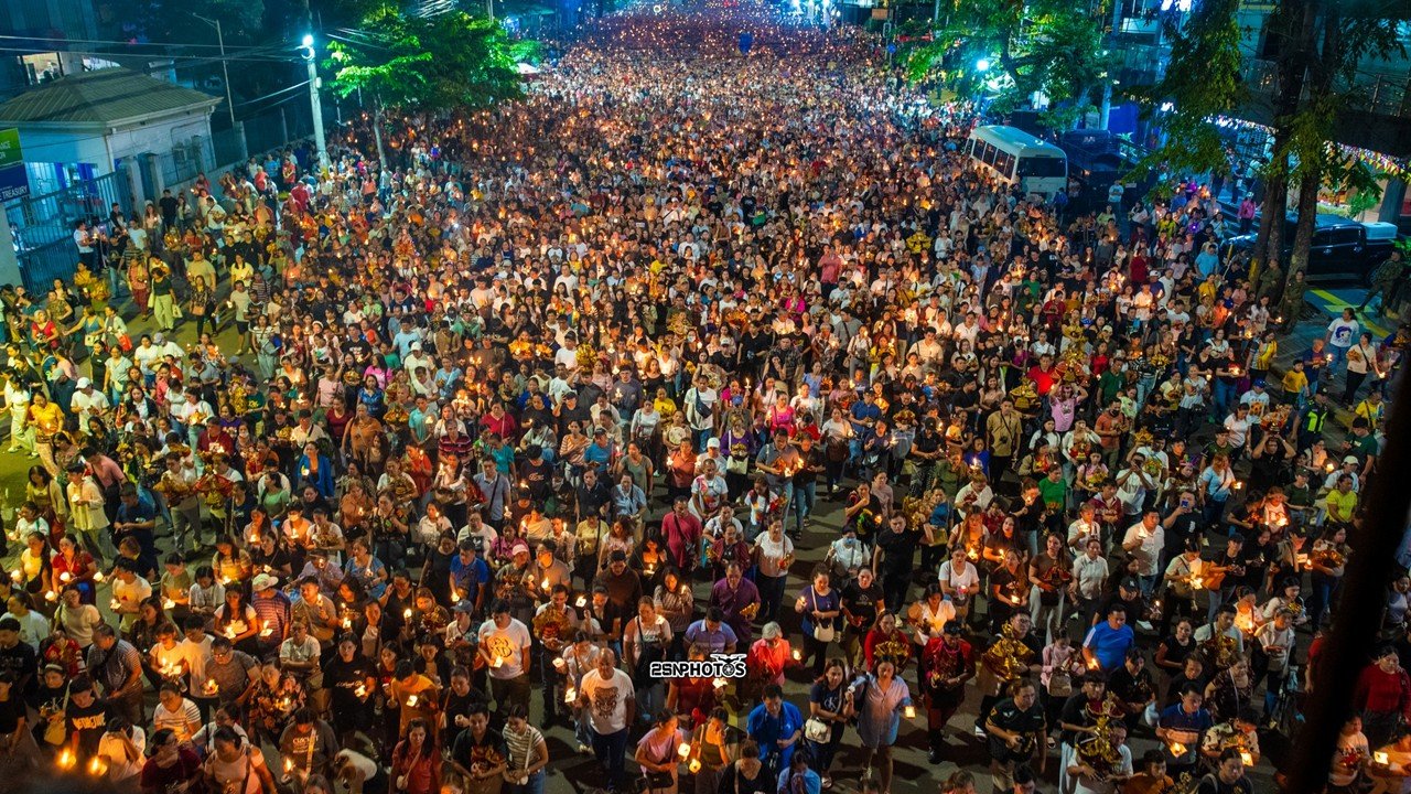 Halos 300,000 deboto, dumalo sa prusisyon at unang misa para sa pista ng Sto. Niño de Cebu