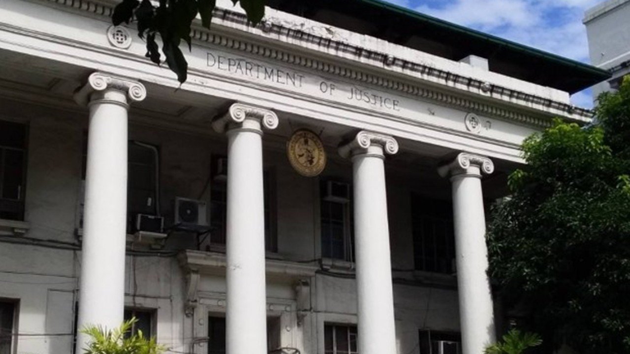 DOJ, sinimulan na ang preliminary investigation sa reklamong plunder laban kina Estrada at Revilla