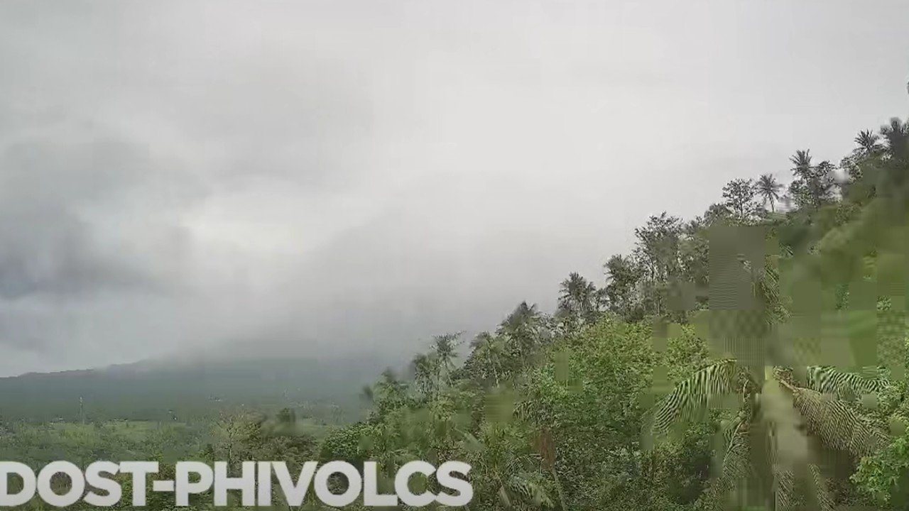 Mayon Volcano, nananatili sa Alert Level 3; uson, namataan sa tuktok ng bulkan